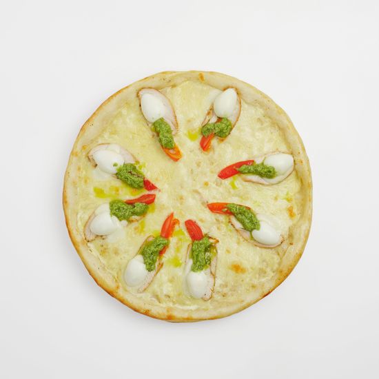 Пицца с курицей и соусом Песто