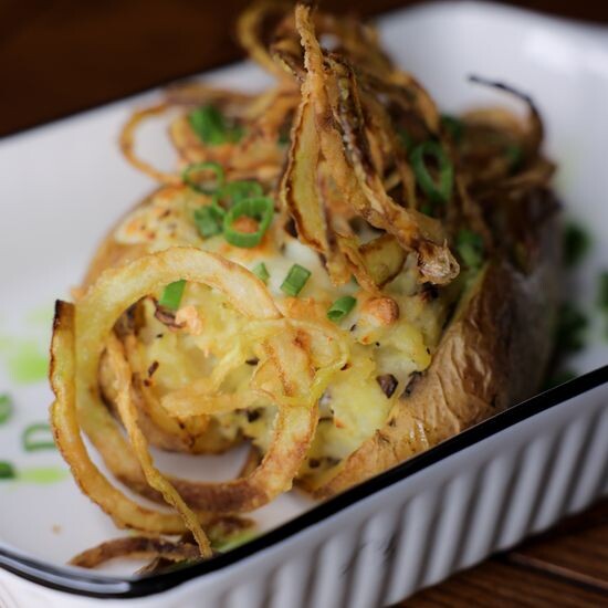 Кумпир с брискетом, сыром моцарелла, кукурузой и луком фри
