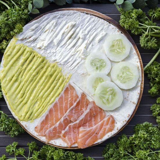 Salmon Triangle Wrap 🐟 • 245kcal • P11 • 130g