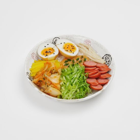 Боул по-корейски с сосисками и кимчи