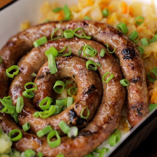 Домашняя колбаска из говядины, с тушёной квашеной капустой и салатом из свежего огурца