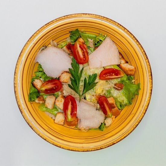 Салат Цезарь с курецей