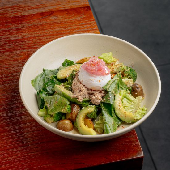 Green salad with tuna baked potatoes