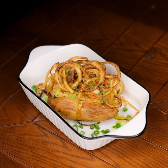 Кумпир с шампиньонами, моцареллой и луком фри