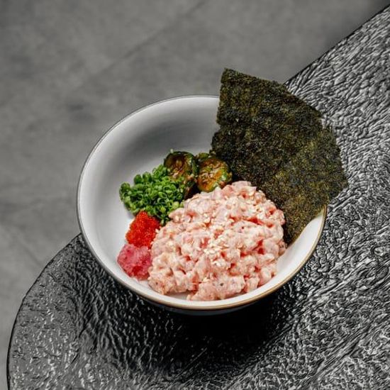 Tuna tartare, spicy sauce, nori