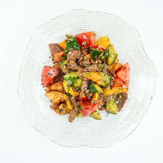 Теплый салат с кониной и баклажанами