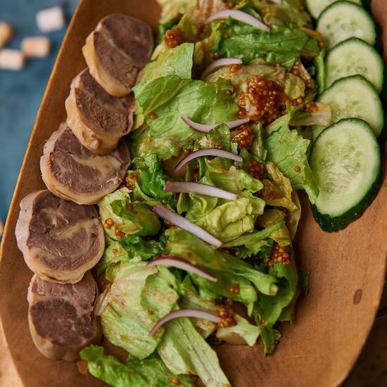 Салат с казы из утки, творожным сыром и апельсиновыми яблоками