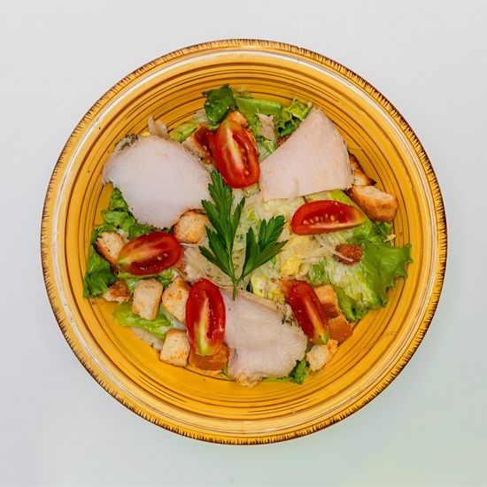 Салат Цезарь с курецей