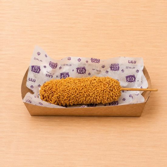 Корндог Super Crunch с сосиской и сыром внутри в панировке из дошика