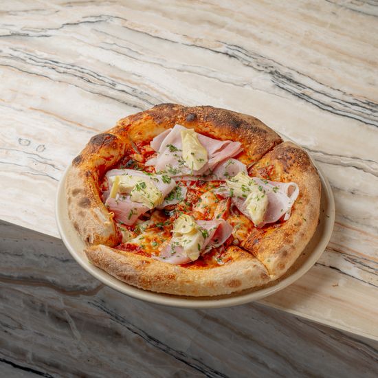 Pizza ham, mushroom, artichokes